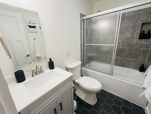 Dusche, Haartrockner, Handtücher, Seife