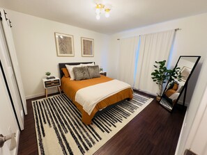 3 bedrooms, in-room safe, iron/ironing board, free WiFi - Newly remodeled, family home - close to IU campus (Bloomington)