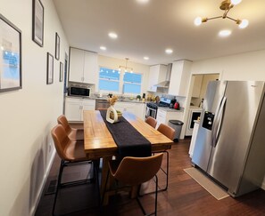 Réfrigérateur, four à micro-ondes, un four, surface de cuisson