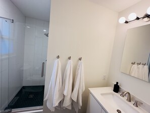 Douche, séchoir à cheveux, serviettes fournies, savon