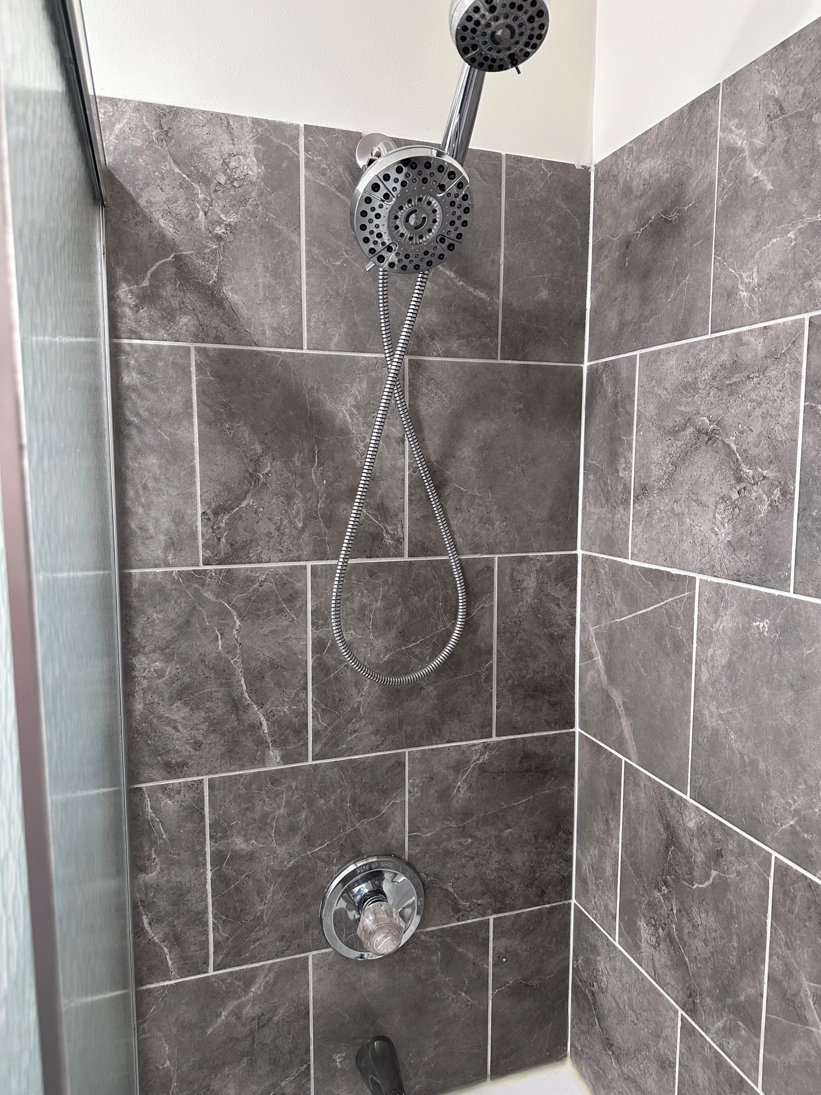 Ducha, secador de pelo, toallas y jabón