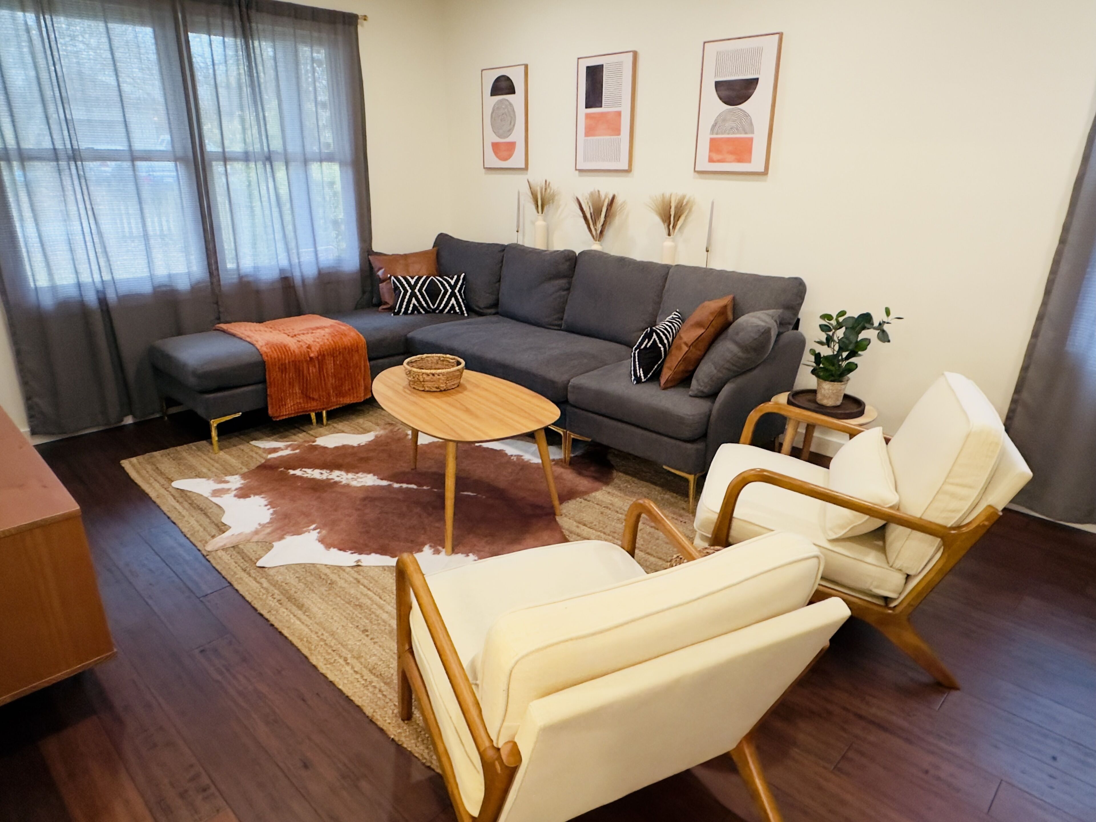 Een smart-tv en boeken