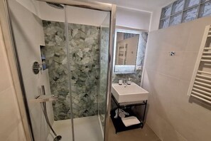 Dusche, Haartrockner, Bidet, Handtücher