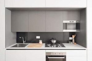 Kühlschrank, Mikrowelle, Ofen, Herdplatte