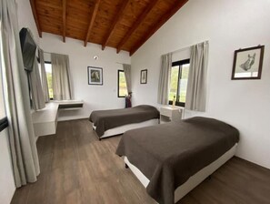3 habitaciones, escritorio y acceso a internet 