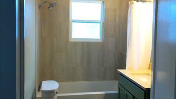Serviettes fournies, savon, papier toilette