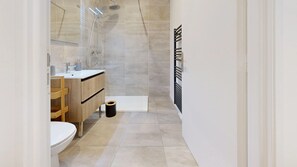 Een douche, een haardroger, handdoeken