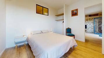 2 slaapkamers, een strijkplank/strijkijzer, wifi, beddengoed