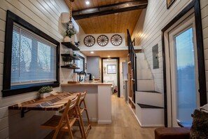 Interior - Unique Tiny Home Minutes To Downtown (Ellensburg)