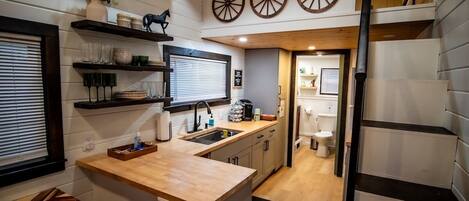 Frigorífico, microondas, cafetera o tetera y tostadora