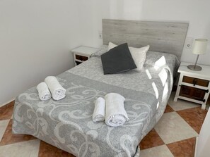 4 bedrooms, WiFi, bed sheets - Amplio, Apartamento en Playa de Oliva 70 mts del Mar. Restaurantes Supermercados (VC)