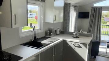 Chalet | Private kitchen | Fridge, microwave, stovetop, electric kettle