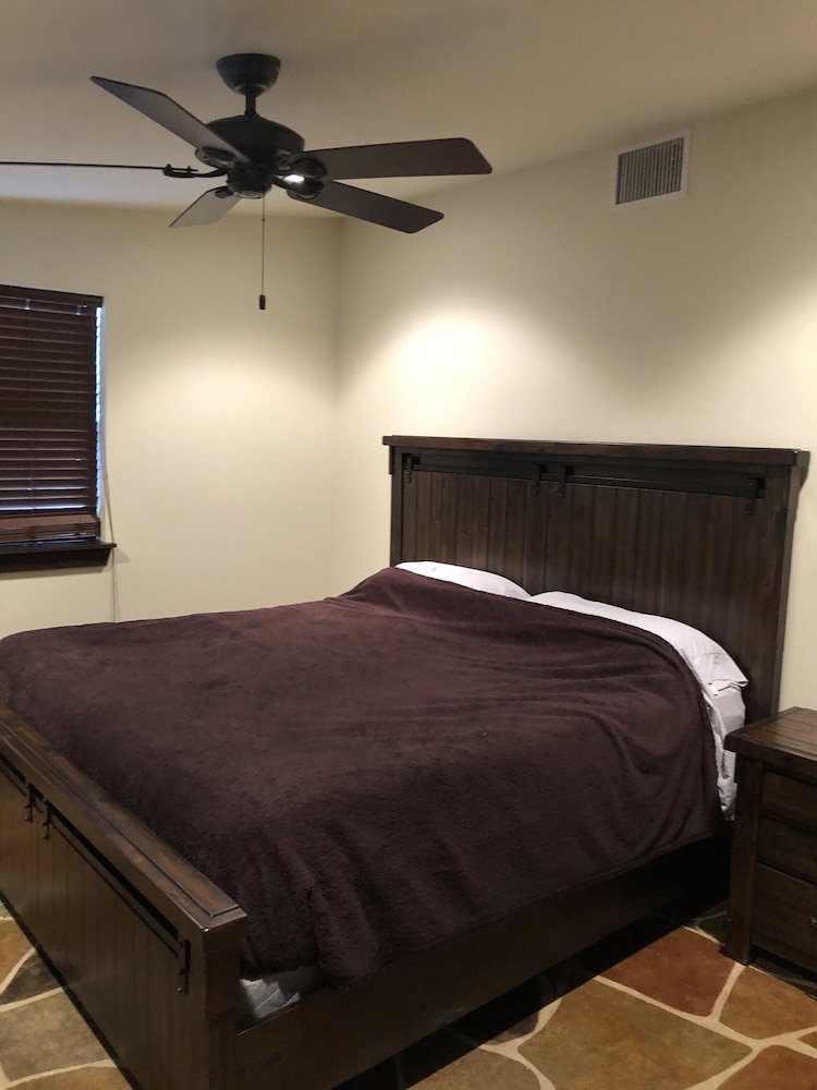 Private lodge in Harper, Tx w/ Outdoor fireplace & covered patio Family