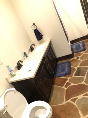 Dusj, håndklær, såpe og toalettpapir