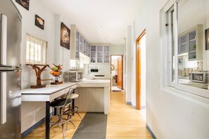 Fridge, microwave, oven, stovetop - Blooming 3 bedrooms for 7, infant, pet
(Caloocan)