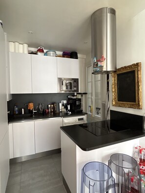 Private kitchen - Appartement 3 Pièces et 4 Couchages Emplacement Exceptionnel et Tout Confort (Paris)