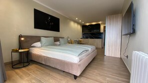 3 soverom, skrivebord, strykejern/-brett og reiseseng for barn