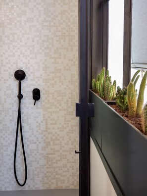 Dusche, Haartrockner, Bidet, Handtücher