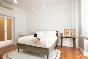 3 camere, una scrivania, ferro/asse da stiro, culla da viaggio