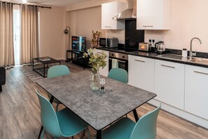 Private kitchen - Captivating 2-bed Apartment in Manchester (Manchester)