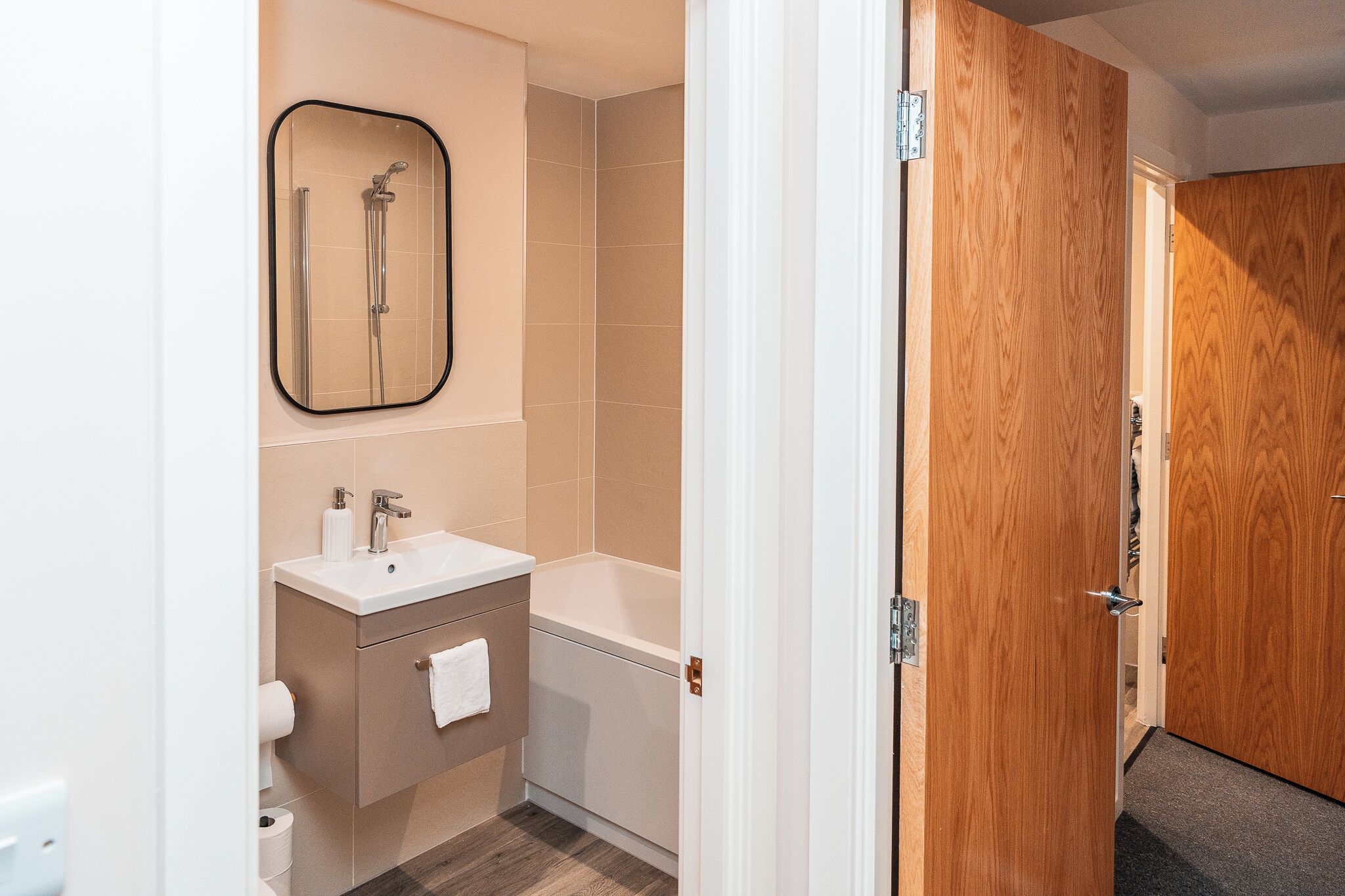 Appartement | Badkamer | Een douche, een diep bad, handdoeken