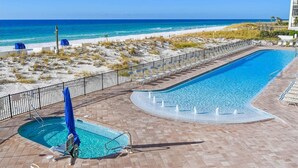 Una piscina con vista a la playa y al océano.