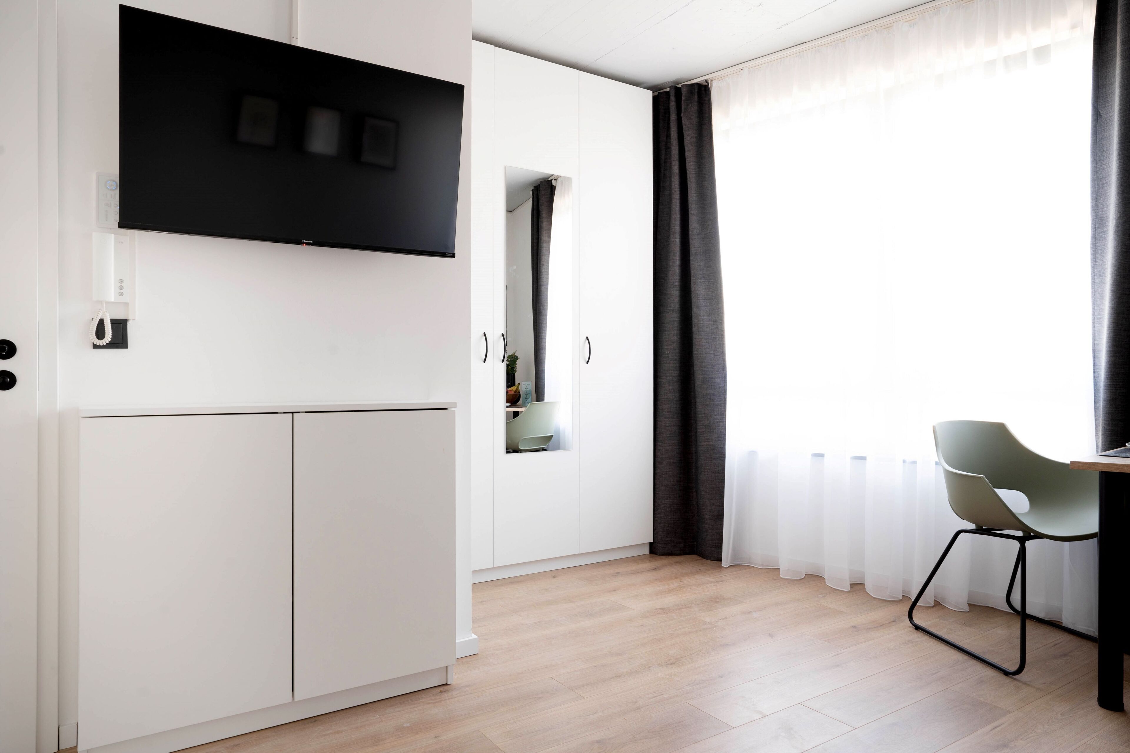 Studio – deluxe, 1 queensize-seng | Oppholdsområde | En 43-tommers Flatskjerm-TV med Parabol-TV