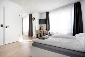 Estudio superior, terraza | Escritorio, sistema de insonorización, wifi gratis y ropa de cama
