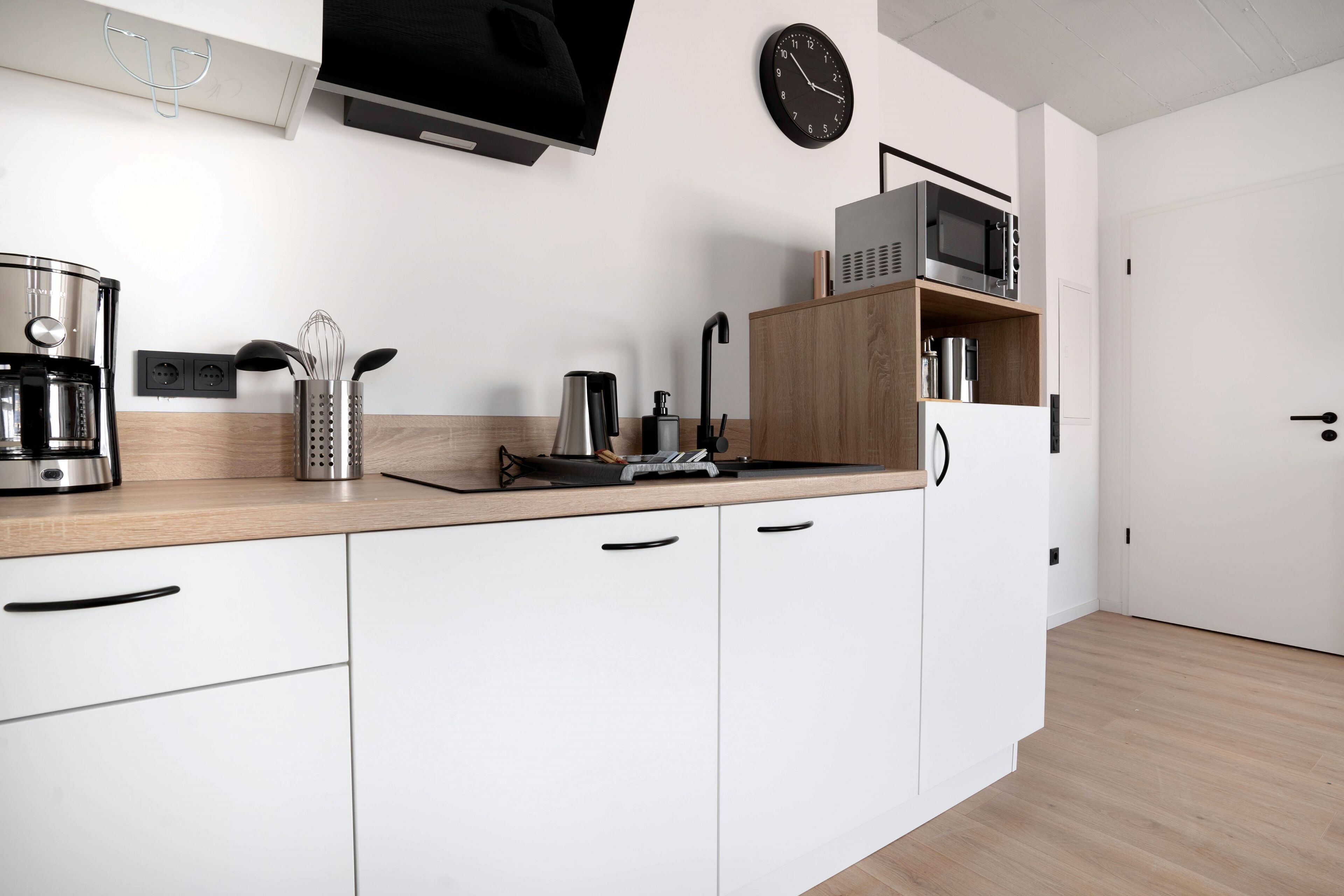 Deluxe Studio, 1 Queen Bed | Private kitchen | Fridge, microwave, stovetop, coffee/tea maker