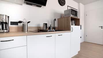 Deluxe Studio, 1 Queen Bed | Private kitchen | Fridge, microwave, stovetop, coffee/tea maker