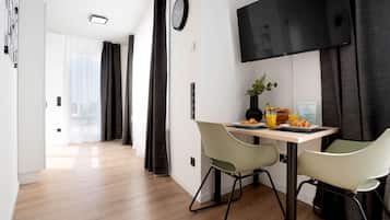 Superior-Studio, Terrasse | Wohnbereich | 43-Zoll-Flachbildfernseher mit Satellitenempfang