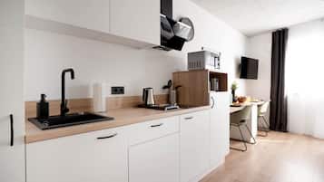 Refrigerador, microondas, placa de cocina, cafetera/tetera