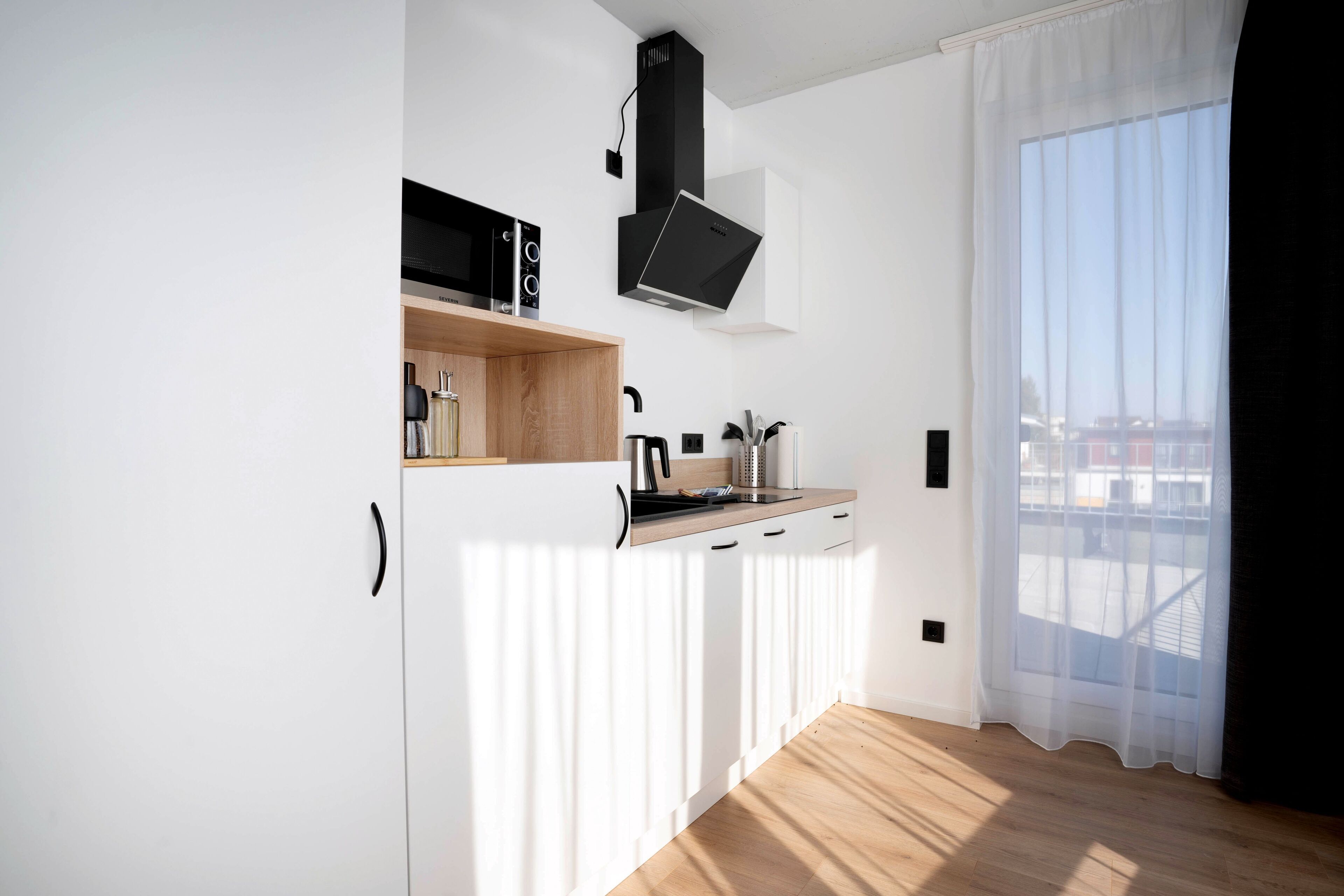 Studio – superior, terrasse | Eget kjøkken | Kjøleskap, mikrobølgeovn, kokeplater og kaffetrakter/tekoker