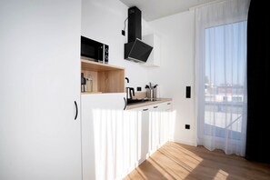 Refrigerador, microondas, placa de cocina, cafetera/tetera