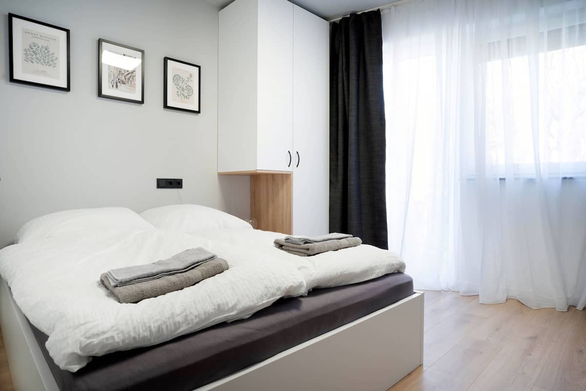 Comfort Studio, 1 Queen Bed, Balcony | Desk, soundproofing, free WiFi, bed sheets