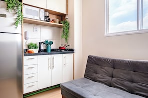 Apartment | Private kitchenette | Fridge, microwave, cookware/dishes/utensils, dining tables - Apartamento Próximo ao Allianz Parque (São Paulo)