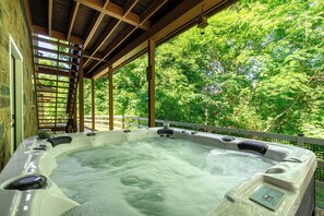 Outdoor spa tub - Lakeside Paradise Escape/Jet Ski & Kayak Adventure (Dandridge)