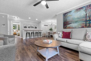 Smart TV, fireplace - Lakeside Paradise Escape/Jet Ski & Kayak Adventure (Dandridge)