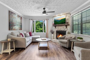 Smart TV, fireplace - Lakeside Paradise Escape/Jet Ski & Kayak Adventure (Dandridge)