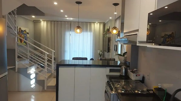 Een koelkast, een microgolfoven, een oven, een kookplaat