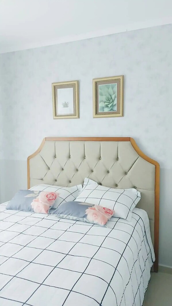 3 bedrooms, desk, iron/ironing board, free WiFi