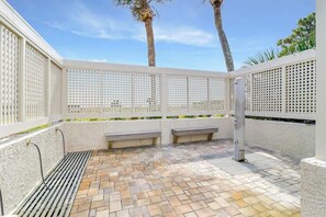 Terrace/patio - Oceanfront Villa w/Pool & Beach Access Hilton Head (Hilton Head Island)