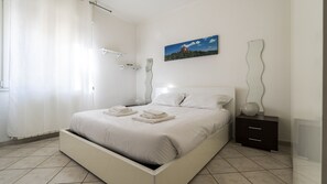 1 slaapkamer, een strijkplank/strijkijzer, gratis wifi, beddengoed