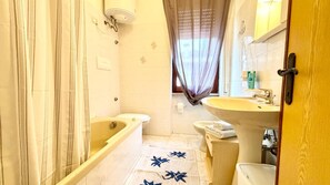 Secadora de cabello, bidet, toallas, jabón