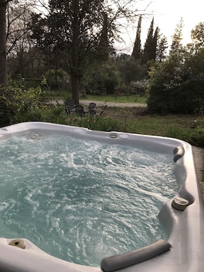 Outdoor spa tub