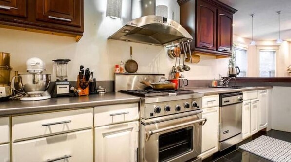Fridge, oven, stovetop, dishwasher