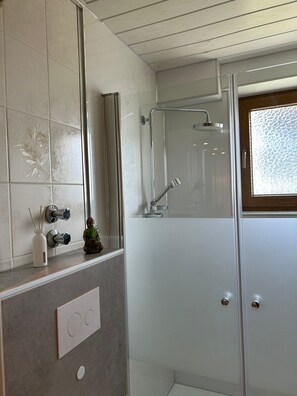 Shower, hair dryer, towels, soap - Modern Renovierte Wohnung in Zentraler Lage (Hallenberg)