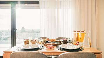 Family Apartment | Private kitchen | Fridge, microwave, oven, stovetop