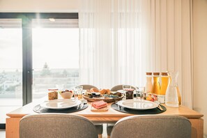 Apartamento família | Cozinha privada | Geladeira, micro-ondas, fogão, cooktop