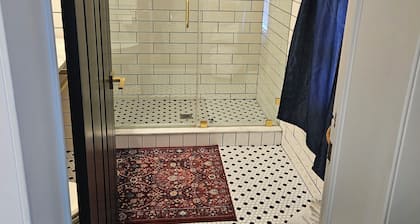 Spacious Private Guest Suite near Colgate